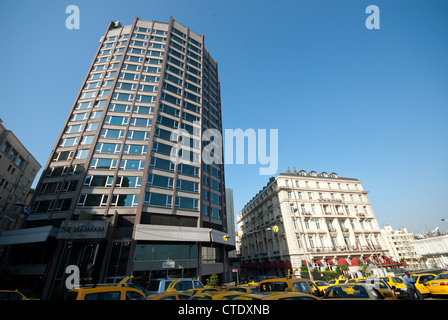 ISTANBUL, TÜRKEI. Das Marmara Pera und Pera Palace Hotels der gehobenen Kategorie im Stadtteil Beyoglu der Stadt. 2012. Stockfoto