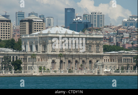 ISTANBUL, TÜRKEI. Ein Blick auf den Dolmabahce Palast aus dem Bosporus mit der modernen Stadt hinter. 2012. Stockfoto