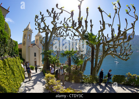 Beschnitten, Platanen und Kapelle der Villa Balbianello in Frühlingssonne, Lenno, Comer See, Nord-Italien, Europa Stockfoto