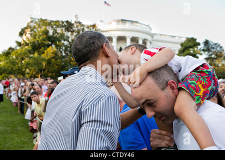 Ein kleiner Junge beugt sich hinüber zu US-Präsident Barack Obama küssen während des Kongresses Picknick auf dem South Lawn des weißen Hauses 27. Juni 2012 in Washington, DC. Stockfoto