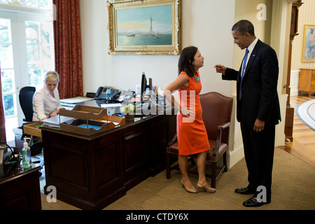 US-Präsident Barack Obama spricht mit Nancy Ann DeParle, Deputy Chief Of Staff für Politik in äußere Oval Office des weißen Hauses nach dem Lernen des Obersten Gerichtshofs der Entscheidung zu Gunsten der Schutz der Patienten und bezahlbare Pflege Act auch bekannt als Obamacare 28. Juni 2012 in Washington, DC. Stockfoto