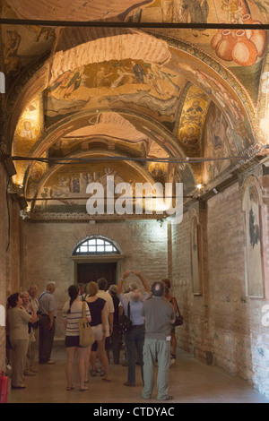 Istanbul, Türkei. Byzantinische Kirche des St. Saviour in Chora. Besucher, die Mosaiken und Fresken zu bewundern. Stockfoto