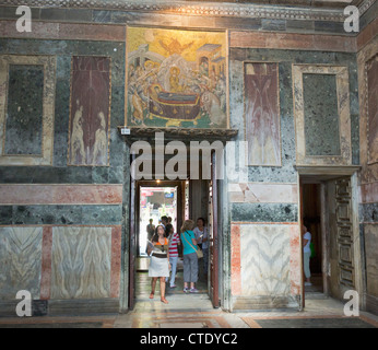 Istanbul, Türkei. Byzantinische Kirche des St. Saviour in Chora. Besucher betreten das Kirchenschiff. Mosaik-Dormition der Jungfrau zeigen. Stockfoto