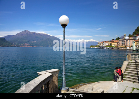 Frühlingssonne am Ufer im Bellagio, Comer See, Italien, Europa Stockfoto