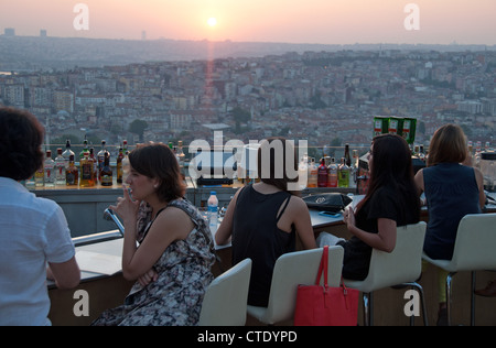 ISTANBUL, TÜRKEI. Sonnenuntergang über der Stadt von der Bar auf der Dachterrasse im Nu Teras im Stadtteil Beyoglu der Stadt gesehen. 2012. Stockfoto