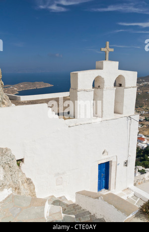 Weiße Kirche mit Blick auf das Ägäische Meer, Insel Serifos, Kykladen, Griechenland Stockfoto