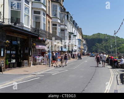 dh Harbour Seafront Road ILFRACOMBE DEVON traditionelle Küstenstadt Menschen Touristen und Geschäfte großbritannien Stockfoto