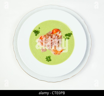 Erbsensuppe mit Garnelen und Speck Stockfoto