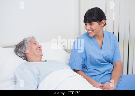 Krankenschwester, Lächeln und ein älterer patient Stockfoto