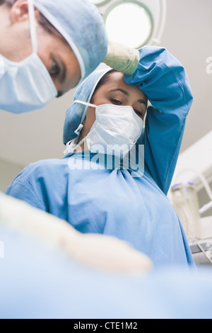 Arzt ihren Arm in den Kopf setzen Stockfoto