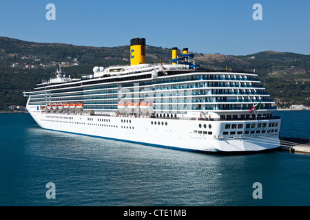 Das Kreuzfahrtschiff Costa Atlantica vertäut im Hafen von Samos, Griechenland Stockfoto