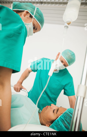 Zwei Ärzte betrachten eines Patienten Stockfoto