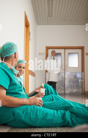 Chirurgen, die neben einem Arzt sprechen Stockfoto