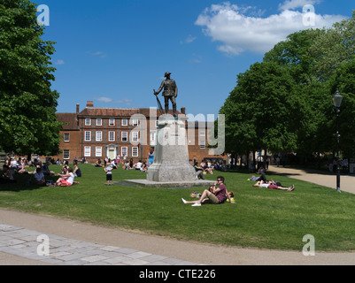 dh WINCHESTER HAMPSHIRE Cathedral Green Grounds war Memorial Menschen entspannen Grass Rasen Stadt Parkland england britische öffentliche Park großbritannien Stockfoto