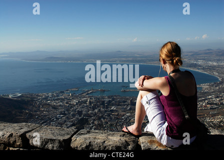 Eine Frau einen Blick auf Kapstadt und die Tafelbucht vom Tafelberg. Western Cape, Südafrika Stockfoto