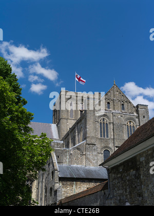 dh Winchester Kathedrale WINCHESTER HAMPSHIRE Flagge Winchester Cathedral Uhrturm Kirchengebäude Stockfoto