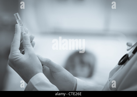 Vorbereitung einer Spritze Arzt Stockfoto