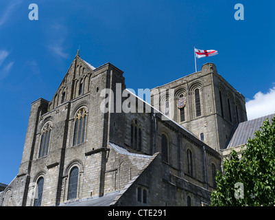 dh Winchester Cathedral WINCHESTER HAMPSHIRE Flagge Winchester Cathedral Uhrenturm englische Abtei Stockfoto