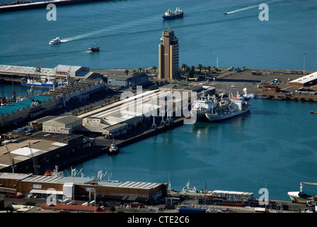 Fischerei-Hafen von Kapstadt und die Tafelbucht vom Tafelberg. Western Cape, Südafrika Stockfoto