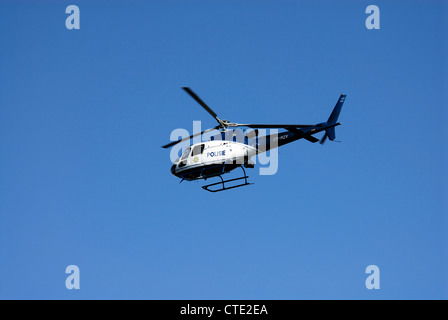 South African Police Service Hubschrauber auf Patrouille. Eurocopter AS 350 B3 - ZS-RZV Stockfoto