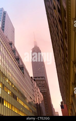 Blick auf das Empire State Building in New York her ebenerdig Stockfoto