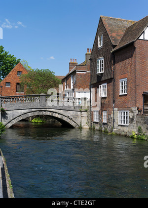 dh River Itchen WINCHESTER HAMPSHIRE Winchester River Mill Stream Bridge und Rivers Buildings uk england Stockfoto