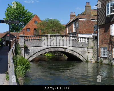 dh Fluss Itchen WINCHESTER HAMPSHIRE Winchester Fluss Mühle Stream Brücke und Flüsse Gebäude uk Stockfoto