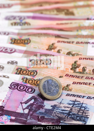 Russische 100 und 500 Rubel Noten mit ein-Euro-Münze Stockfoto