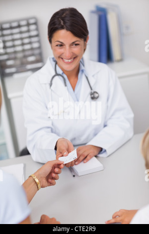 Arzt ein Rezept zu geben Stockfoto