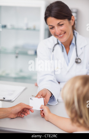 Ärztin, ein Rezept zu geben Stockfoto