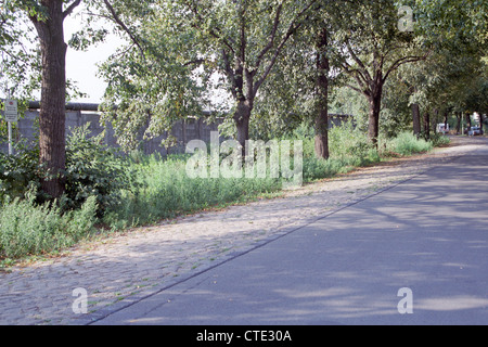 Der Berliner Mauer Region in Staaken, West-Berlin 1989, ist der gepflasterte Abschnitt im Osten Stockfoto