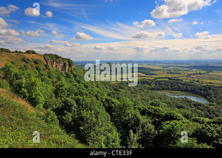 Gormire See, Whitestone Klippen, Sutton Bank und Hood Hügel aus Cleveland Art und Weise, North Yorkshire, North York Moors National Park, England, Großbritannien Stockfoto