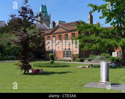 dh Abbey Gardens WINCHESTER HAMPSHIRE Menschen entspannen auf dem Rasen Paare Sonnen englischen park Stockfoto