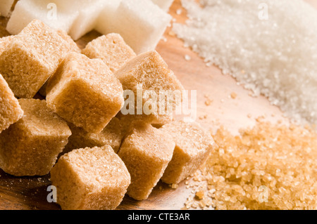 Weiß und Gelb Zucker in Pulver- und Würfel Stockfoto