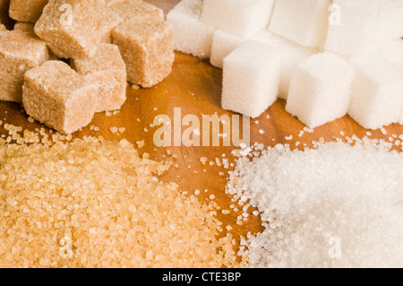 Weiß und Gelb Zucker in Pulver- und Würfel Stockfoto