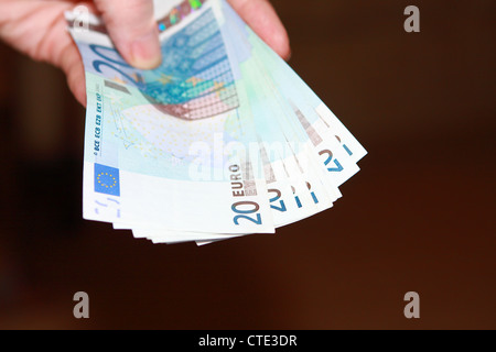 Teil von eine Hand, die Euro-Banknoten Stockfoto