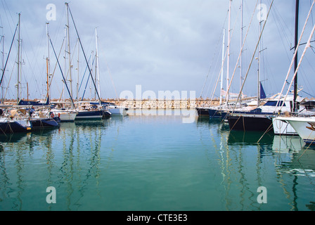 Yachten im Hafen stehen auf einem Anker Stockfoto