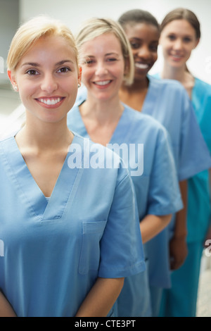 Weiblichen Krankenschwestern Blick in die Kamera Lächeln Stockfoto