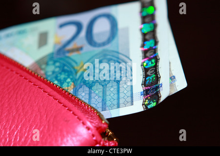 Euro-Banknoten in rosa Handtasche einer Frau Stockfoto