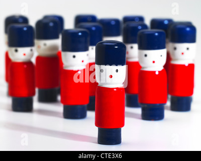 Roten und blauen hölzernen Soldaten Stockfoto
