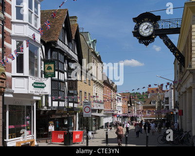 dh High Street WINCHESTER HAMPSHIRE Menschen in Winchester High Street Uhr Fußgängerzone Straßen england großbritannien Stadt großbritannien Stockfoto