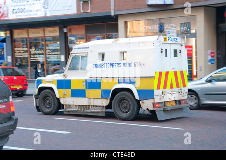 Gepanzerte Polizeifahrzeug in Belfast, Nordirland Stockfoto