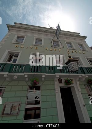 Die Fassade des White Hart Hotel in Lewes, East Sussex, England. Stockfoto