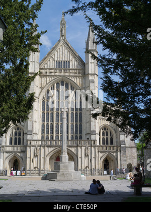 dh Winchester Cathedral WINCHESTER HAMPSHIRE Menschen entspannende Kathedrale West End Eingang war Memorial Kreuz englische Münster uk alt Stockfoto