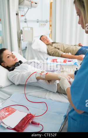 Krankenschwester hält den Arm des Patienten Stockfoto