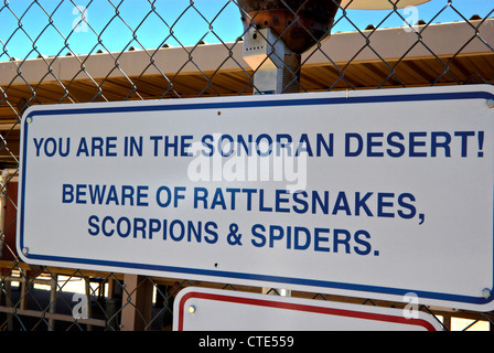 Warnschild über gefährliche Klapperschlangen Skorpione Spinnen Sonoran Wüste Scottsdale AZ Stockfoto