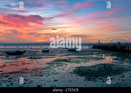 Sonnenuntergang in Alchochete mit Blick auf Lissabon und Vasco da Gama Brücke, Portugal Stockfoto