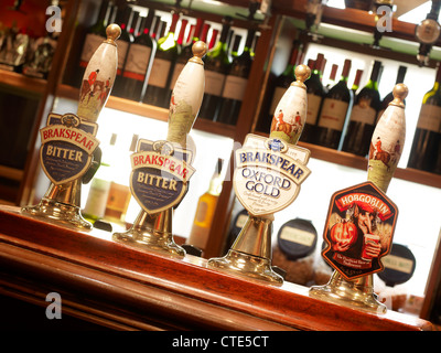 Innenraum eines traditionellen britischen Pub bar Bereich und Real Ale Handpumpen zeigt Stockfoto