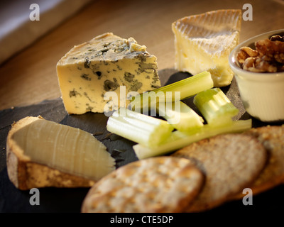 Ein Stillleben Schuss von einer leckeren Käseplatte serviert in einem traditionellen britischen pub Stockfoto