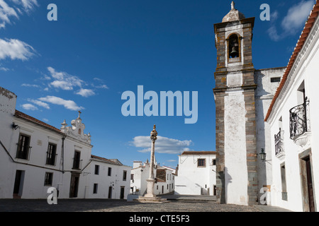 Der mittelalterliche Bergfried und die Kirche Nossa Senhora da Lagoa sind nur einige der Welterbe-Aufstellungsorte in Monsaraz. Stockfoto